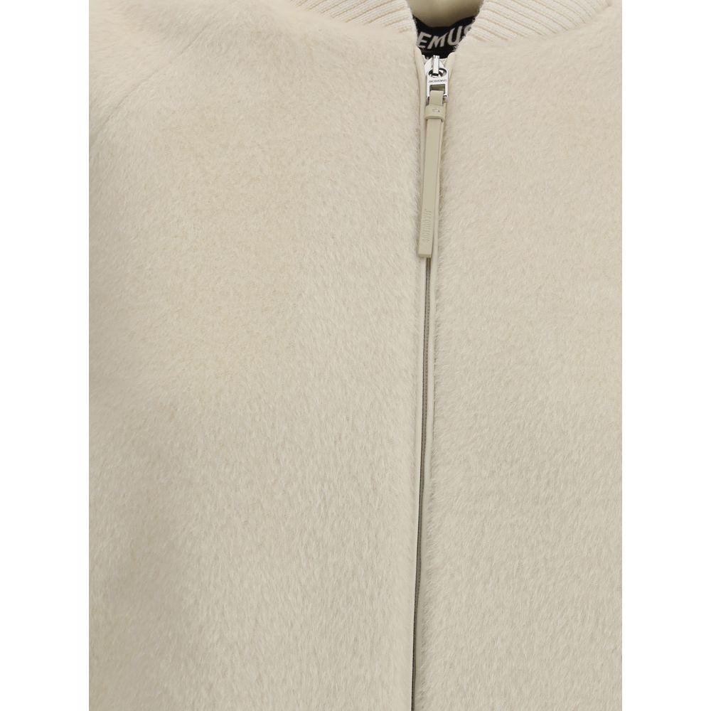 White Wool BomberThe Jacquemus Le Blouson Pilu jacket in white alpaca wool features a round neckline, front zip closure, and raglan long sleeves. Finished with ribbed wool edges, it combines comfort and sophisticated design in a contemporary piece Season: