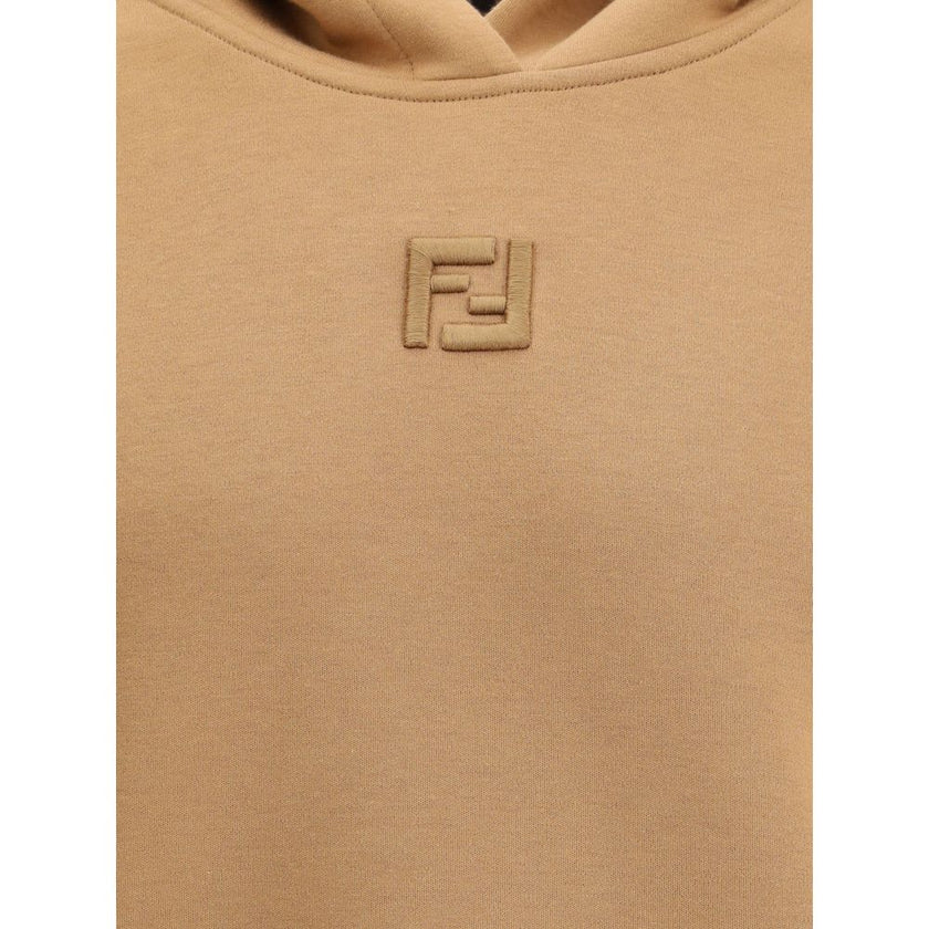 Beige Cotton SweatshirtFendi’s monochrome cotton Hoodie is a garment that combines comfort and refined style. The ribbed crew neck, cuffs and hem ensure a perfect fit and clean lines. The iconic FF logo, embroidered tone-on-tone on the front, adds a discr