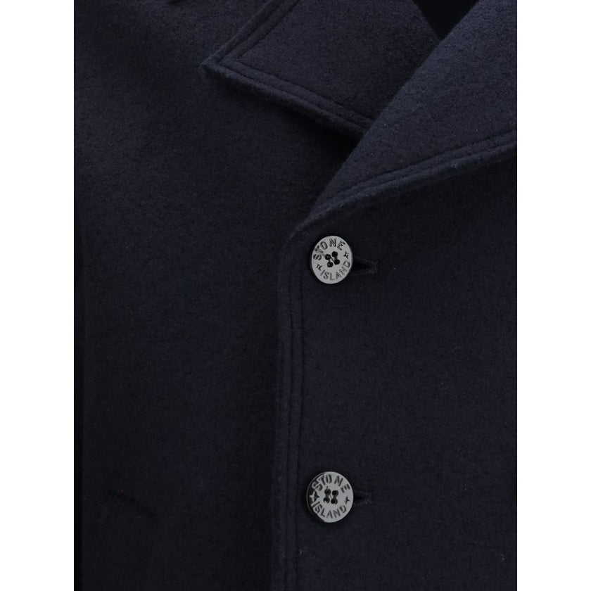 Blue Fleece Wool CoatThe Wool felt Coat by Stone Island features an oversized fit and functional design. Featuring chest patch pockets and a snap-button closure, it is complemented by the distinctive Stone Island badge on the left sleeve, a symbol of qual