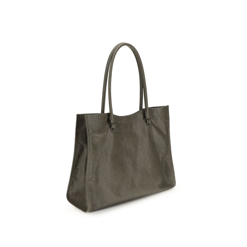Green Lamb Ovis Aries Aries Shoulder BagThe Le City Tote Bag by Balenciaga is crafted from soft Arena lambskin leather with a vintage finish, offering a spacious and structured silhouette. Designed with two top handles (drop: 23.8 cm), it’s ideal for shou