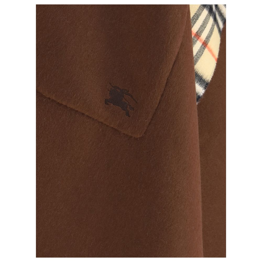 Brown Cashmere CoatThe double-face wool and cashmere cape, reversible with Burberry Check pattern and Equestrian Knight embroidery, with bangs and side pockets. Season: AW25 Fit: Oversize Composition: 48% Kashmir/capra Hircus 52% Wool MADE IN GREAT BRITAI