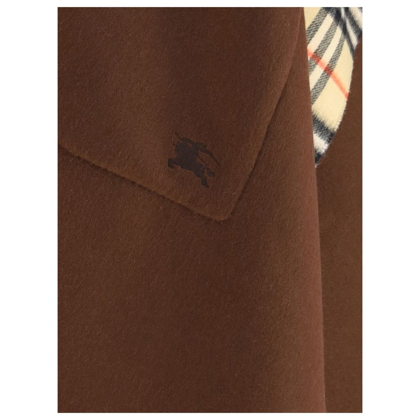 Brown Cashmere CoatThe double-face wool and cashmere cape, reversible with Burberry Check pattern and Equestrian Knight embroidery, with bangs and side pockets. Season: AW25 Fit: Oversize Composition: 48% Kashmir/capra Hircus 52% Wool MADE IN GREAT BRITAI