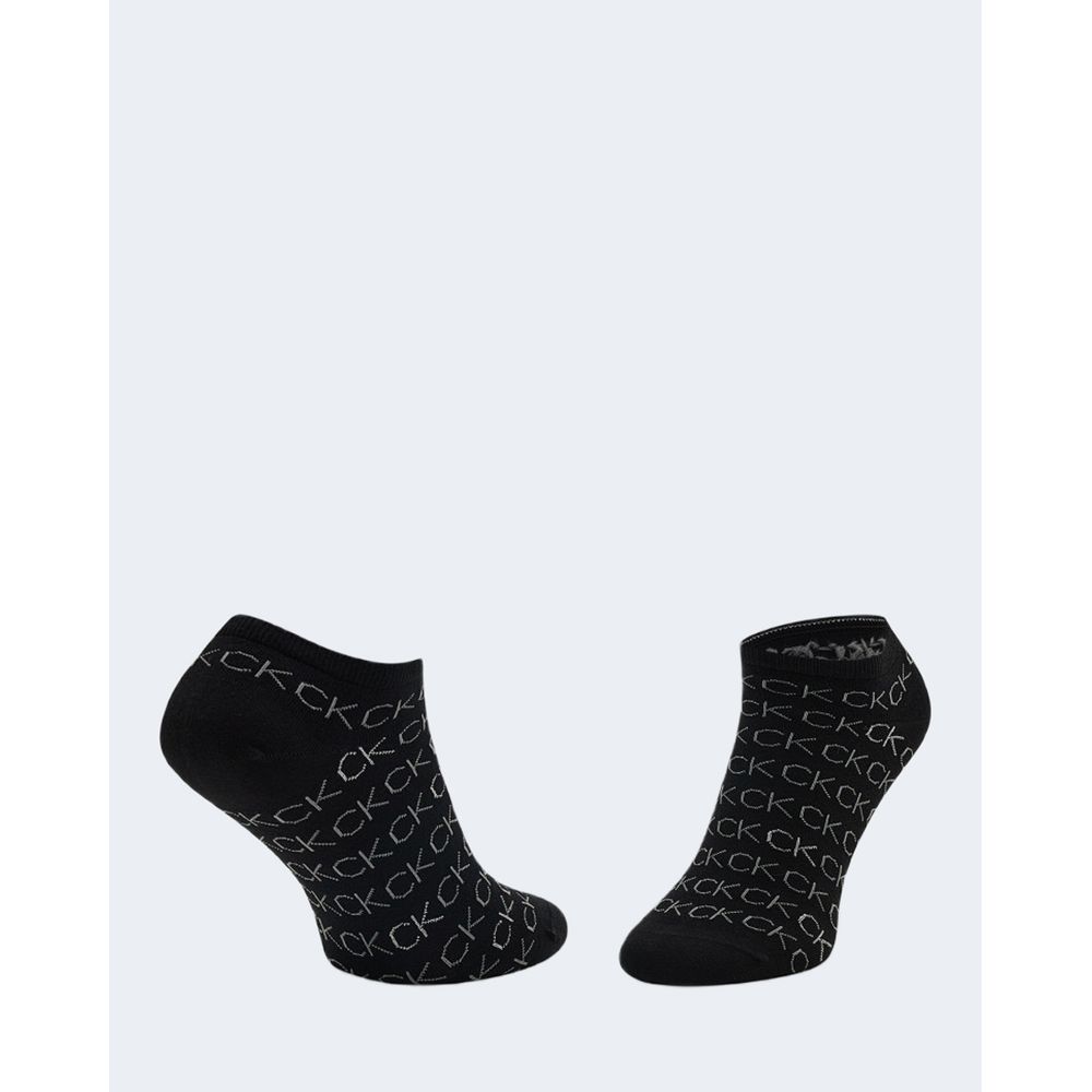 Black Cotton SocksCalvin Klein SNEAKER 2P ALL women’s socks (code 701218779) are the perfect choice for those who value comfort, style, and quality. This 2-pack includes one pair with a prominent CK logo and another with an all-over logo print, ideal for