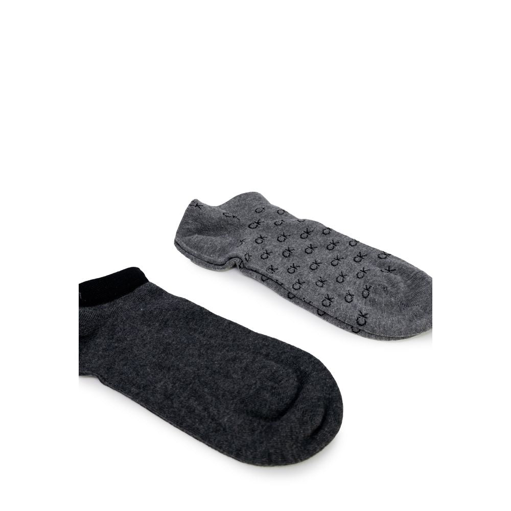 Gray Elastane SocksCalvin Klein SNEAKER 2P ALL OVER 701218715 men’s low-cut socks are the perfect choice for those seeking comfort and style every day. This set includes two pairs: one with a solid color and contrasting cuff, and one featuring the iconic