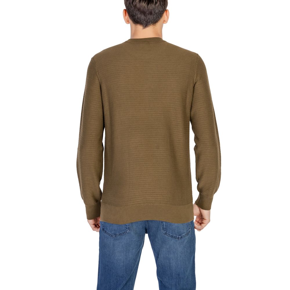 Green Cotton SweaterThe Boss Anion_S 10265864 01 50527584 men’s sweater is a refined knitwear piece, perfect for those seeking both style and comfort. Crafted from a premium blend of 95% cotton and 5% cashmere, it provides exceptional softness and a comfo