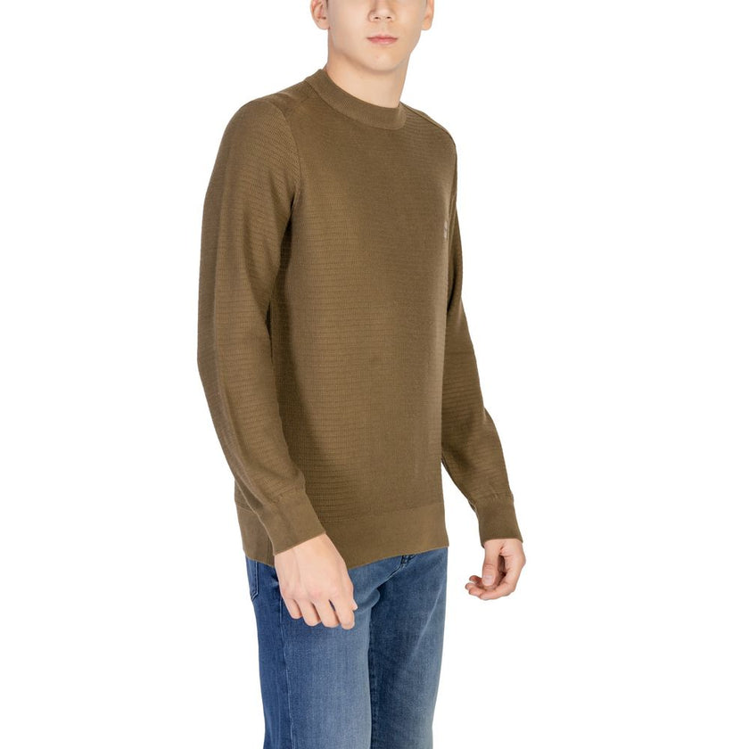 Green Cotton SweaterThe Boss Anion_S 10265864 01 50527584 men’s sweater is a refined knitwear piece, perfect for those seeking both style and comfort. Crafted from a premium blend of 95% cotton and 5% cashmere, it provides exceptional softness and a comfo