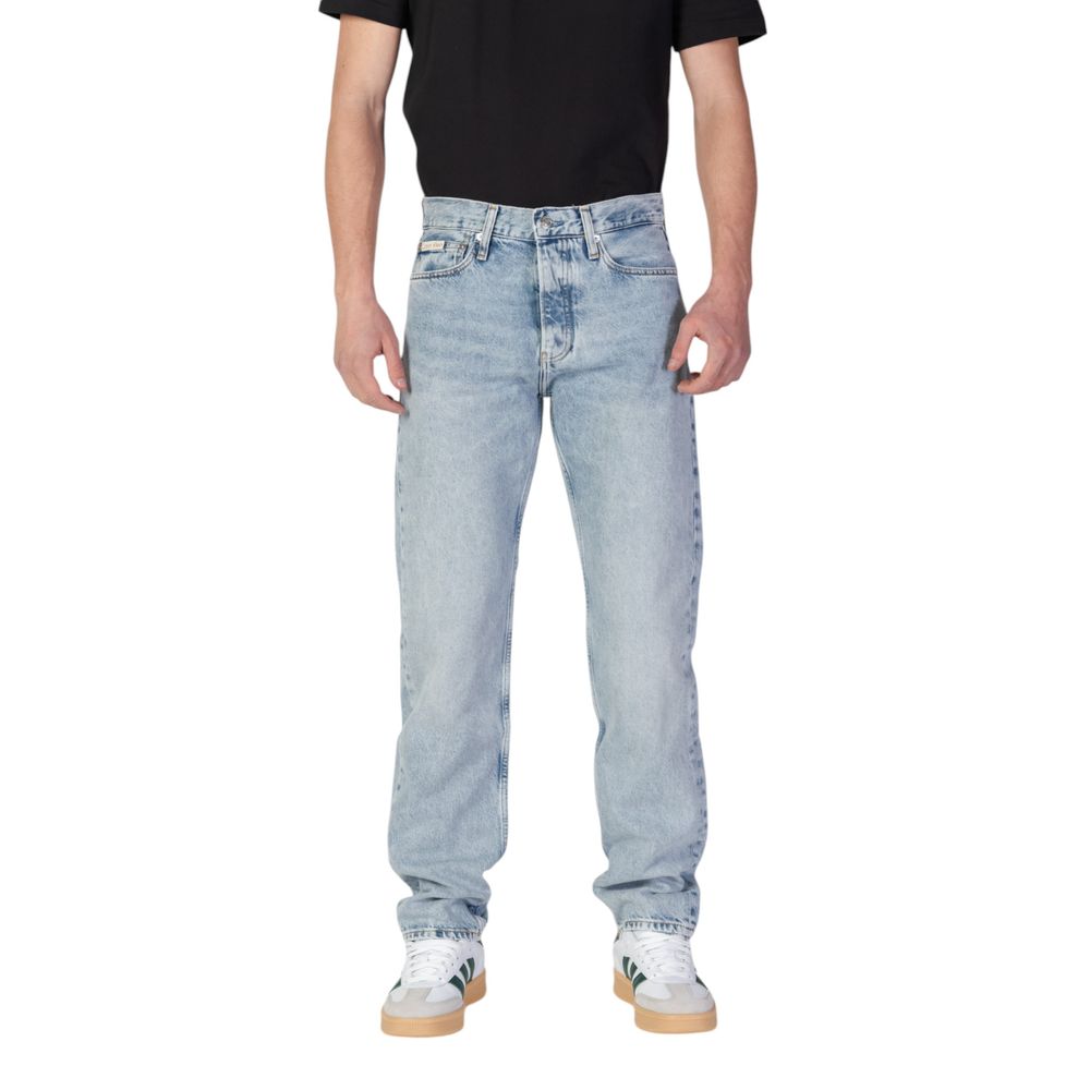 Light Blue Organic Cotton Relaxed Fit JeansThe Calvin Klein Jeans STANDARD STRAIGHT J30J327434 men’s jeans offer the perfect blend of casual style and sustainability. Featuring a regular/loose fit, they ensure a relaxed feel while maintaining a modern and