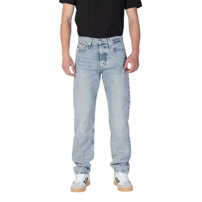Light Blue Organic Cotton Relaxed Fit JeansThe Calvin Klein Jeans STANDARD STRAIGHT J30J327434 men’s jeans offer the perfect blend of casual style and sustainability. Featuring a regular/loose fit, they ensure a relaxed feel while maintaining a modern and