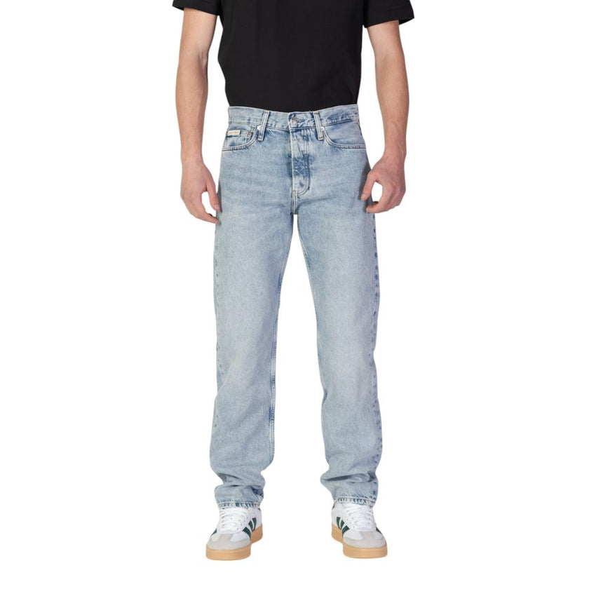 Light Blue Organic Cotton Relaxed Fit JeansThe Calvin Klein Jeans STANDARD STRAIGHT J30J327434 men’s jeans offer the perfect blend of casual style and sustainability. Featuring a regular/loose fit, they ensure a relaxed feel while maintaining a modern and