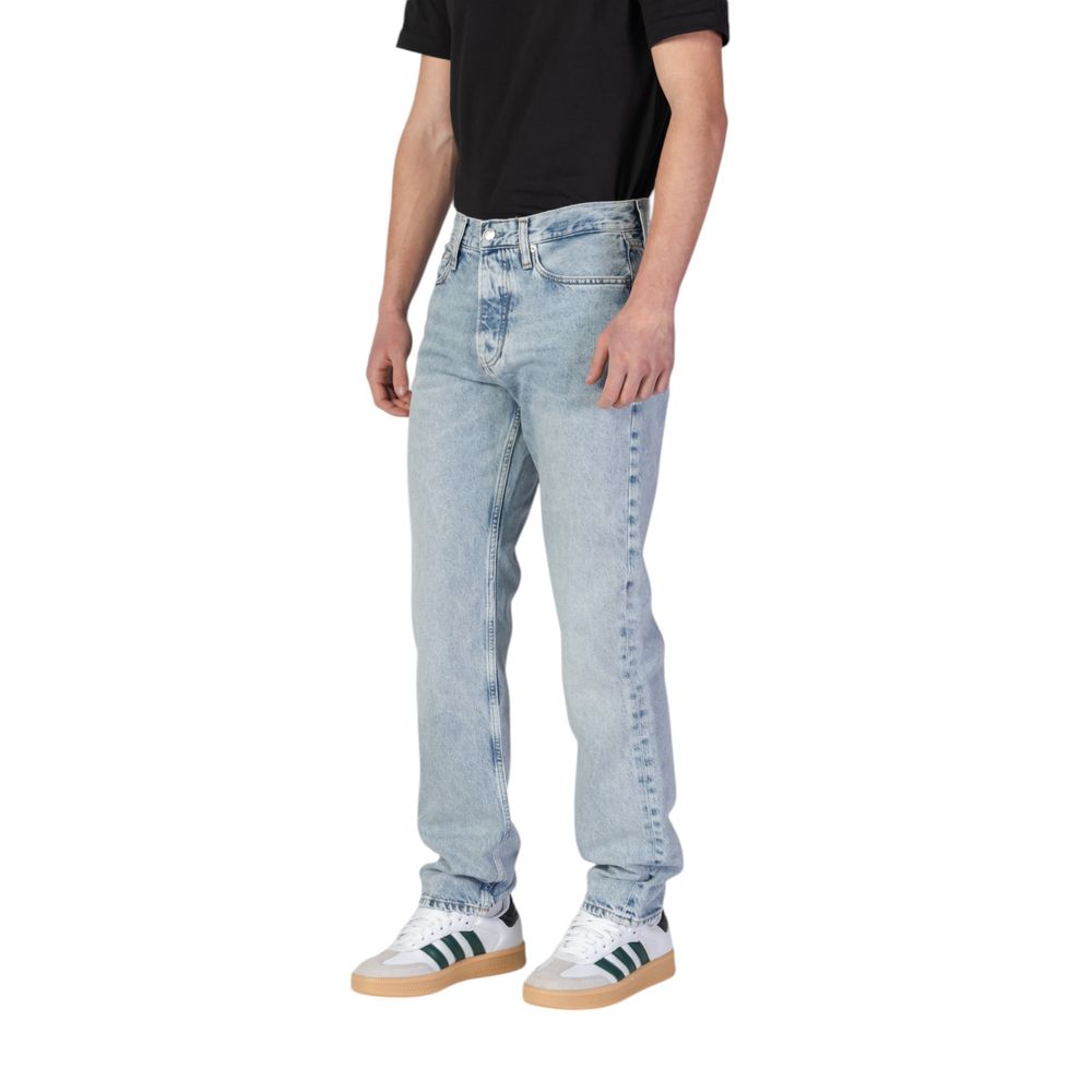 Light Blue Organic Cotton Relaxed Fit JeansThe Calvin Klein Jeans STANDARD STRAIGHT J30J327434 men’s jeans offer the perfect blend of casual style and sustainability. Featuring a regular/loose fit, they ensure a relaxed feel while maintaining a modern and