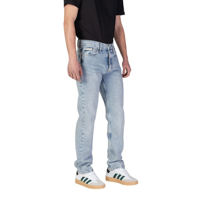 Light Blue Organic Cotton Relaxed Fit JeansThe Calvin Klein Jeans STANDARD STRAIGHT J30J327434 men’s jeans offer the perfect blend of casual style and sustainability. Featuring a regular/loose fit, they ensure a relaxed feel while maintaining a modern and