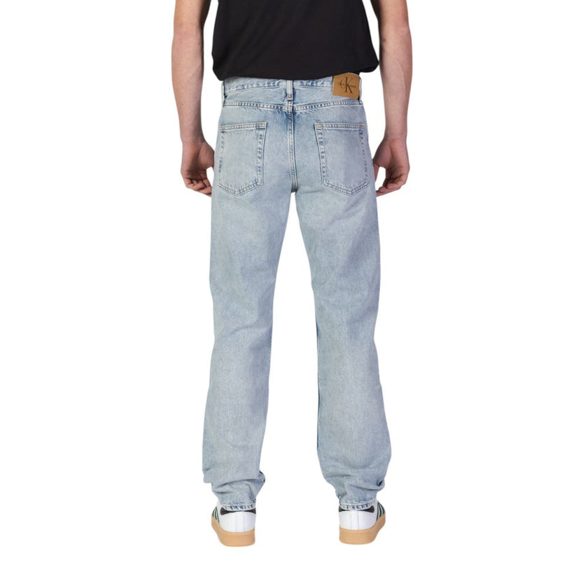 Light Blue Organic Cotton Relaxed Fit JeansThe Calvin Klein Jeans STANDARD STRAIGHT J30J327434 men’s jeans offer the perfect blend of casual style and sustainability. Featuring a regular/loose fit, they ensure a relaxed feel while maintaining a modern and