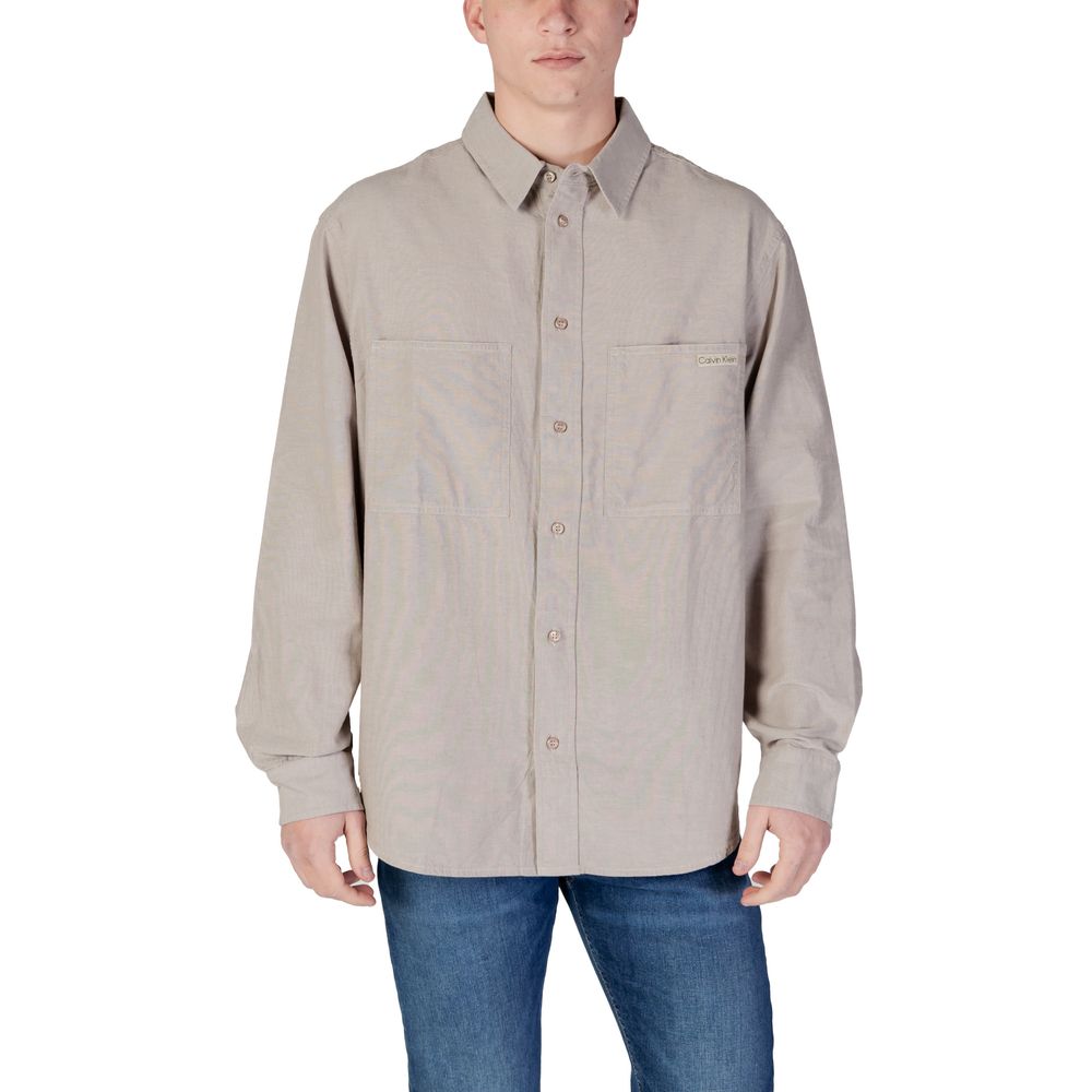 Beige Recycled Cotton ShirtThe Calvin Klein Jeans CHAMBRAY J30J326726 men’s shirt is a timeless style choice, ideal for those seeking a casual yet refined look. Crafted from 100% regenerated cotton, this shirt offers both comfort and environmental awarene