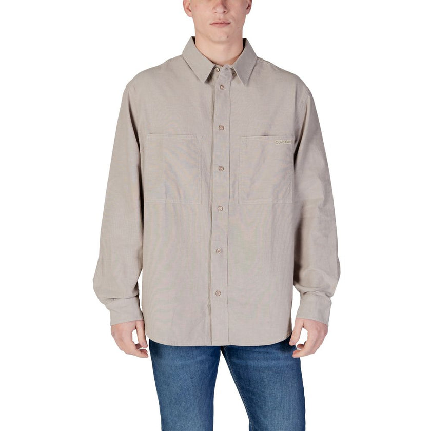 Beige Recycled Cotton ShirtThe Calvin Klein Jeans CHAMBRAY J30J326726 men’s shirt is a timeless style choice, ideal for those seeking a casual yet refined look. Crafted from 100% regenerated cotton, this shirt offers both comfort and environmental awarene