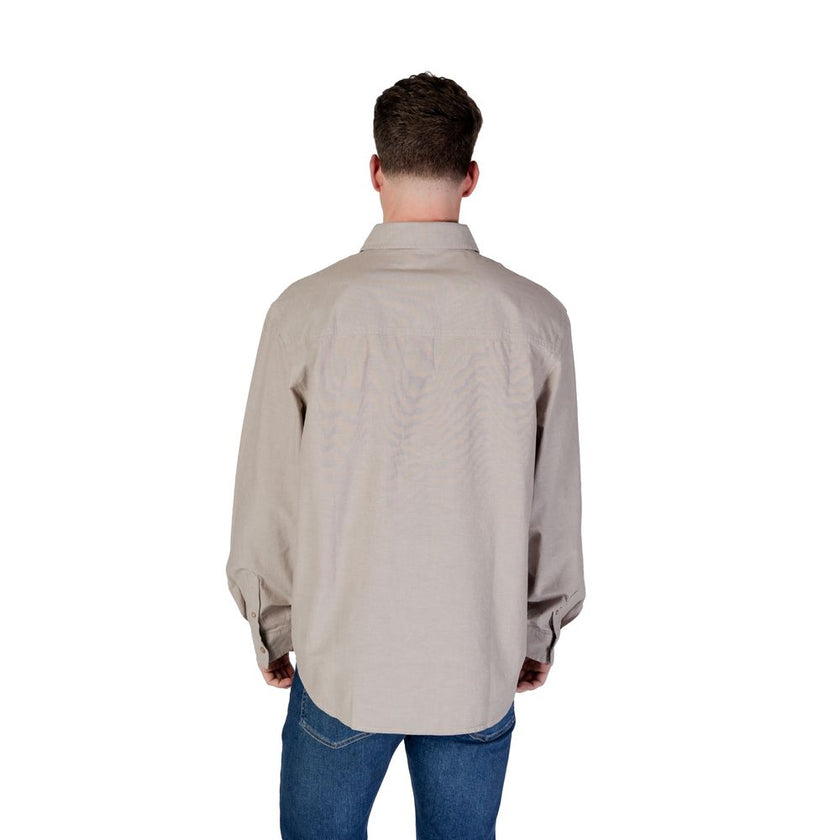 Beige Recycled Cotton ShirtThe Calvin Klein Jeans CHAMBRAY J30J326726 men’s shirt is a timeless style choice, ideal for those seeking a casual yet refined look. Crafted from 100% regenerated cotton, this shirt offers both comfort and environmental awarene