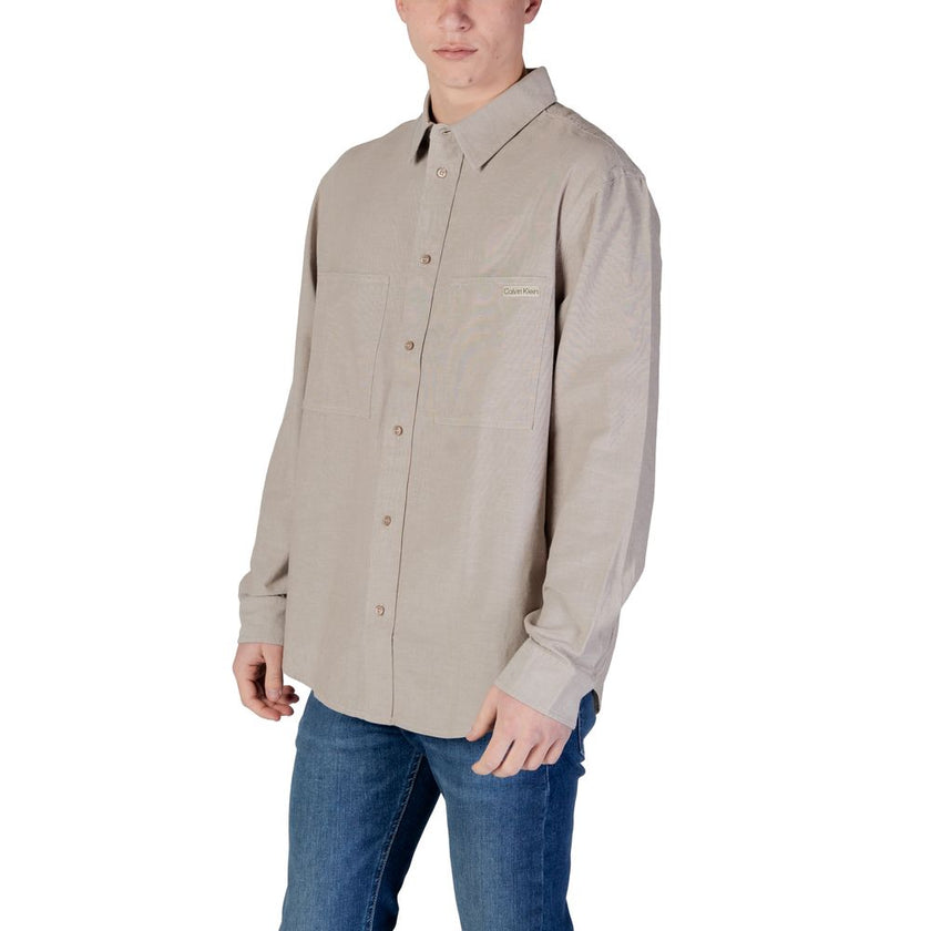 Beige Recycled Cotton ShirtThe Calvin Klein Jeans CHAMBRAY J30J326726 men’s shirt is a timeless style choice, ideal for those seeking a casual yet refined look. Crafted from 100% regenerated cotton, this shirt offers both comfort and environmental awarene