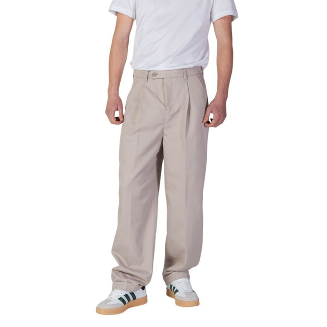 Beige Recycled Polyester Casual PantsThe Calvin Klein Jeans TAILORED J30J326927 men’s trousers feature a regular/comfort fit, perfect for those seeking both style and functionality. Crafted from a blend of 49% recycled polyester, 48% organic cotton, and 3