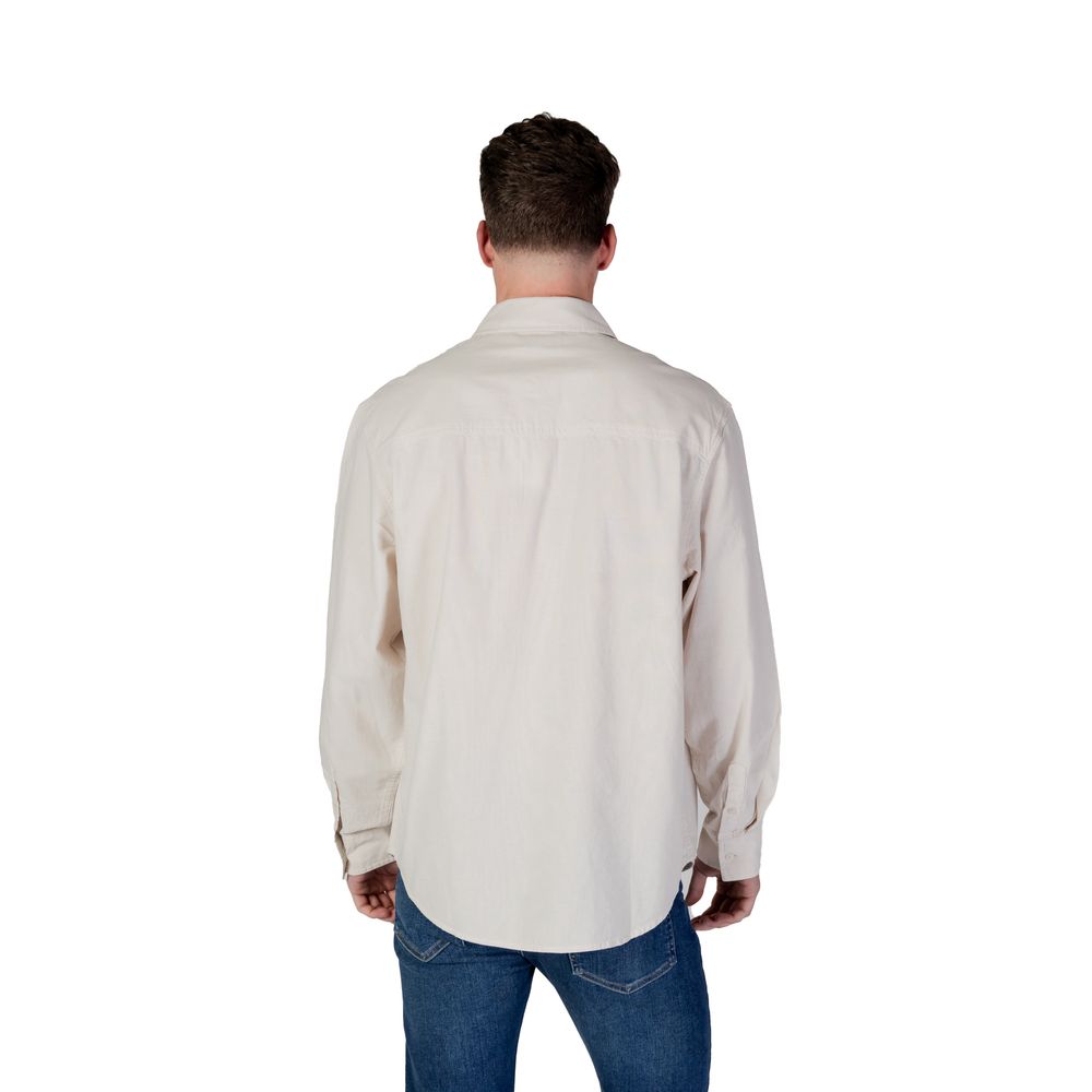 Beige Recycled Cotton ShirtThe Calvin Klein Jeans CHAMBRAY J30J326726 men’s shirt is a timeless style choice, ideal for those seeking a casual yet refined look. Crafted from 100% regenerated cotton, this shirt offers both comfort and environmental awarene