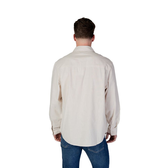 Beige Recycled Cotton ShirtThe Calvin Klein Jeans CHAMBRAY J30J326726 men’s shirt is a timeless style choice, ideal for those seeking a casual yet refined look. Crafted from 100% regenerated cotton, this shirt offers both comfort and environmental awarene