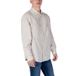 Beige Recycled Cotton ShirtThe Calvin Klein Jeans CHAMBRAY J30J326726 men’s shirt is a timeless style choice, ideal for those seeking a casual yet refined look. Crafted from 100% regenerated cotton, this shirt offers both comfort and environmental awarene