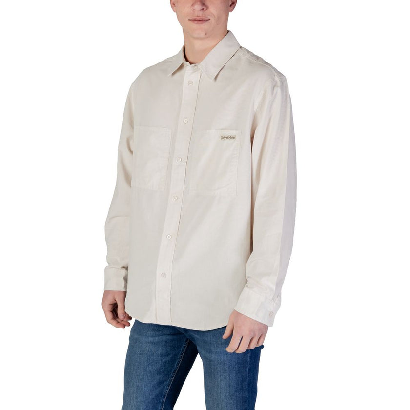 Beige Recycled Cotton ShirtThe Calvin Klein Jeans CHAMBRAY J30J326726 men’s shirt is a timeless style choice, ideal for those seeking a casual yet refined look. Crafted from 100% regenerated cotton, this shirt offers both comfort and environmental awarene