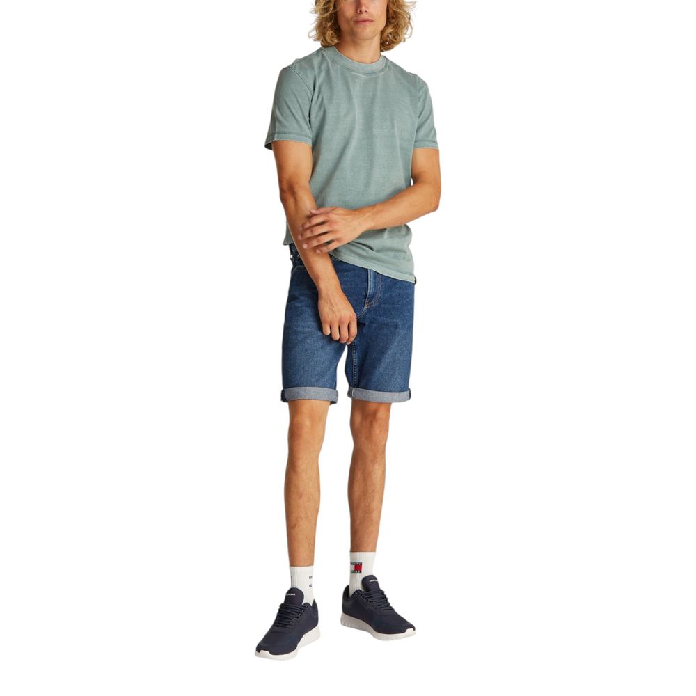 Blue Cotton Bermuda ShortsThe Calvin Klein Jeans J30J327184 men’s bermuda shorts are perfect for those seeking a casual and modern look. Made from a blend of 94% cotton, 4% elastomultiester, and 2% elastane/lycra, these shorts provide a slim fit that hugs