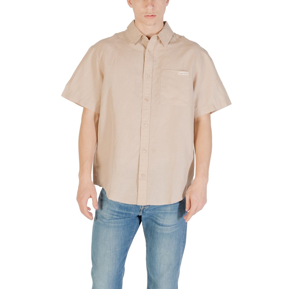 Beige Linen Shortsleeve ShirtDiscover the Calvin Klein Jeans LINEN COTTON S/S J30J327296 short-sleeve shirt for men, an essential piece for your summer wardrobe. Made with a blend of 58% linen and 42% cotton, this shirt offers unique freshness and breatha
