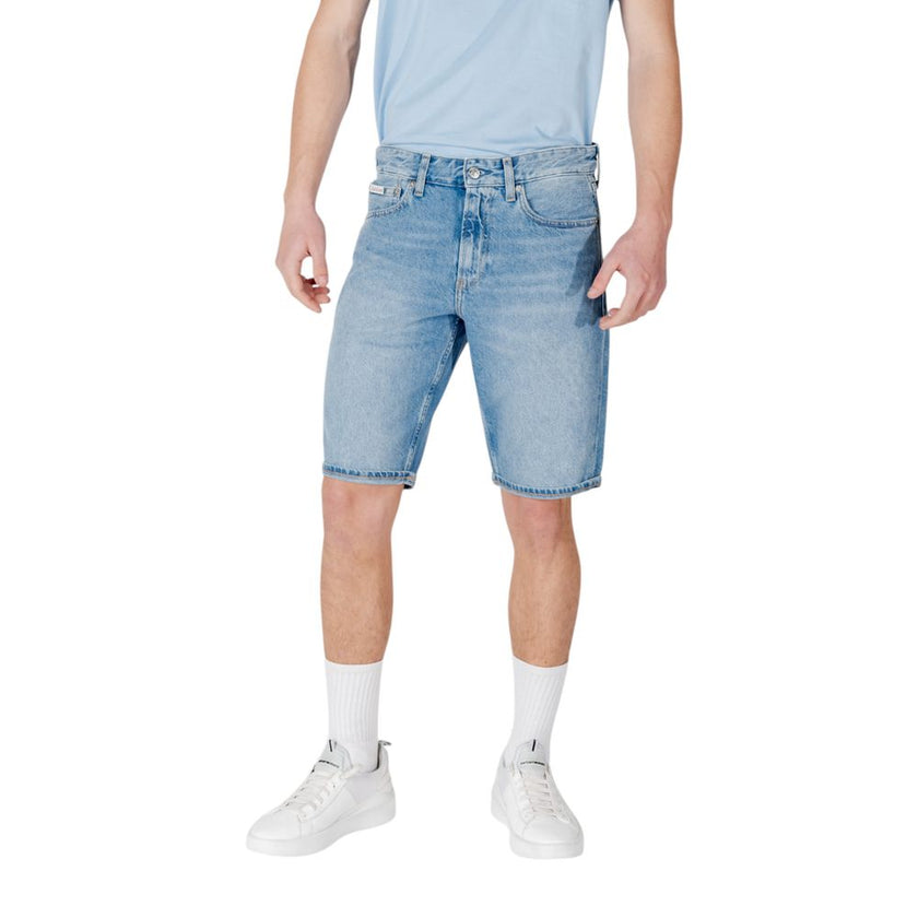 Blue Cotton Bermuda ShortsThe Calvin Klein Jeans REGULAR J30J327513 men’s bermuda shorts embody contemporary casual style. Crafted from 80% cotton and 20% recycled cotton, they ensure comfort, breathability, and a focus on sustainability. The regular fit