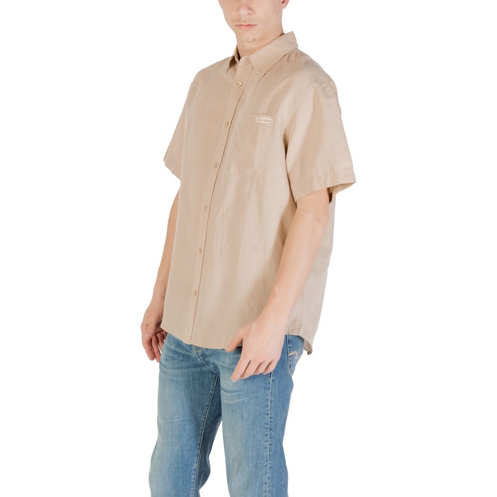 Beige Linen Shortsleeve ShirtDiscover the Calvin Klein Jeans LINEN COTTON S/S J30J327296 short-sleeve shirt for men, an essential piece for your summer wardrobe. Made with a blend of 58% linen and 42% cotton, this shirt offers unique freshness and breatha