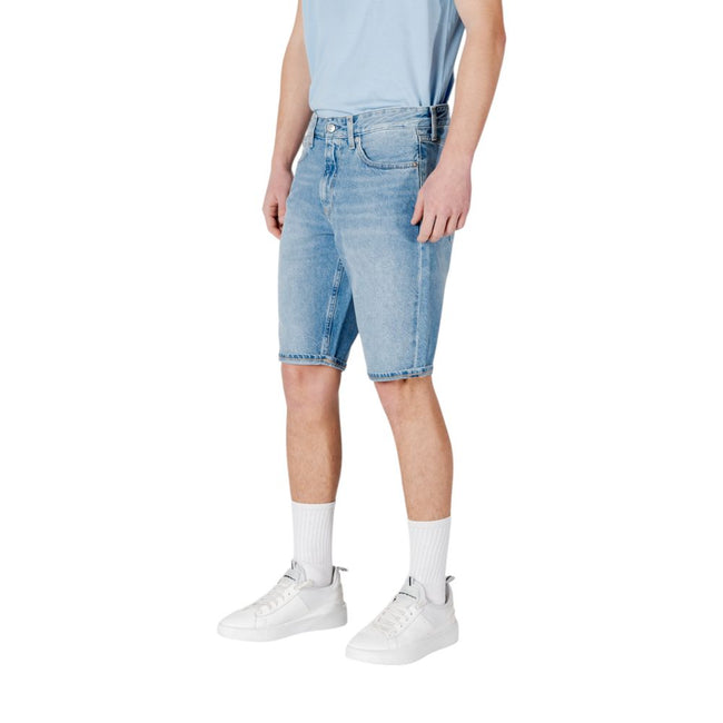 Blue Cotton Bermuda ShortsThe Calvin Klein Jeans REGULAR J30J327513 men’s bermuda shorts embody contemporary casual style. Crafted from 80% cotton and 20% recycled cotton, they ensure comfort, breathability, and a focus on sustainability. The regular fit