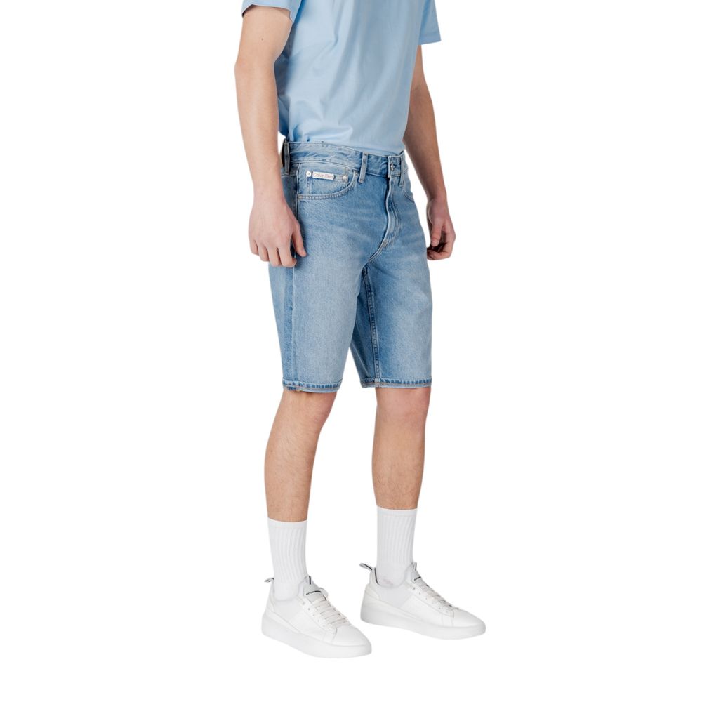 Blue Cotton Bermuda ShortsThe Calvin Klein Jeans REGULAR J30J327513 men’s bermuda shorts embody contemporary casual style. Crafted from 80% cotton and 20% recycled cotton, they ensure comfort, breathability, and a focus on sustainability. The regular fit