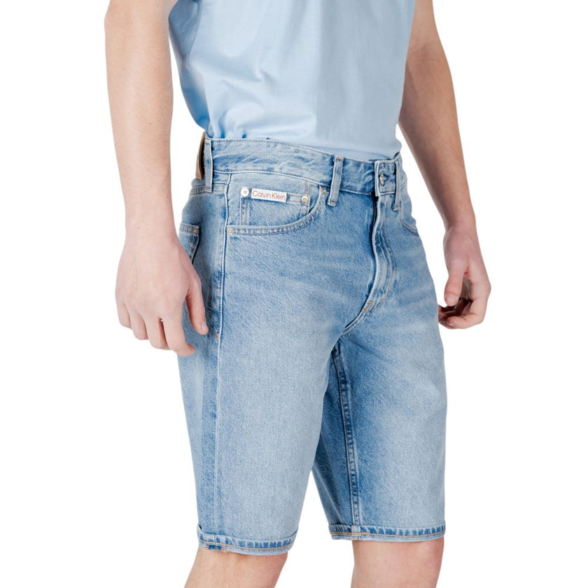 Blue Cotton Bermuda ShortsThe Calvin Klein Jeans REGULAR J30J327513 men’s bermuda shorts embody contemporary casual style. Crafted from 80% cotton and 20% recycled cotton, they ensure comfort, breathability, and a focus on sustainability. The regular fit