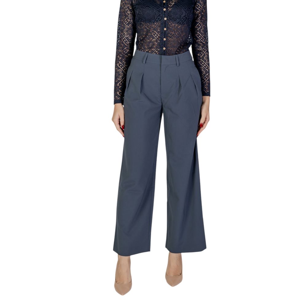 Gray Recycled Polyester PantThe Calvin Klein Jeans TAILORED WIDE LEG J20J224849 women’s palazzo trousers embody contemporary elegance and comfort. Featuring a wide, flowing silhouette, these trousers have a high waist with belt loops and front pleats that