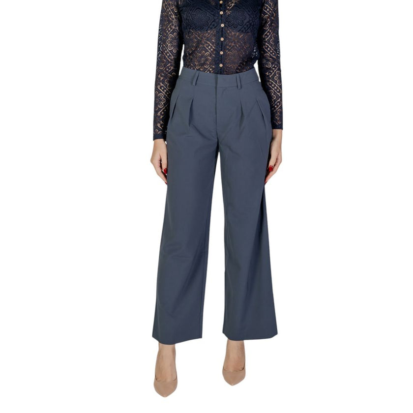 Gray Recycled Polyester PantThe Calvin Klein Jeans TAILORED WIDE LEG J20J224849 women’s palazzo trousers embody contemporary elegance and comfort. Featuring a wide, flowing silhouette, these trousers have a high waist with belt loops and front pleats that