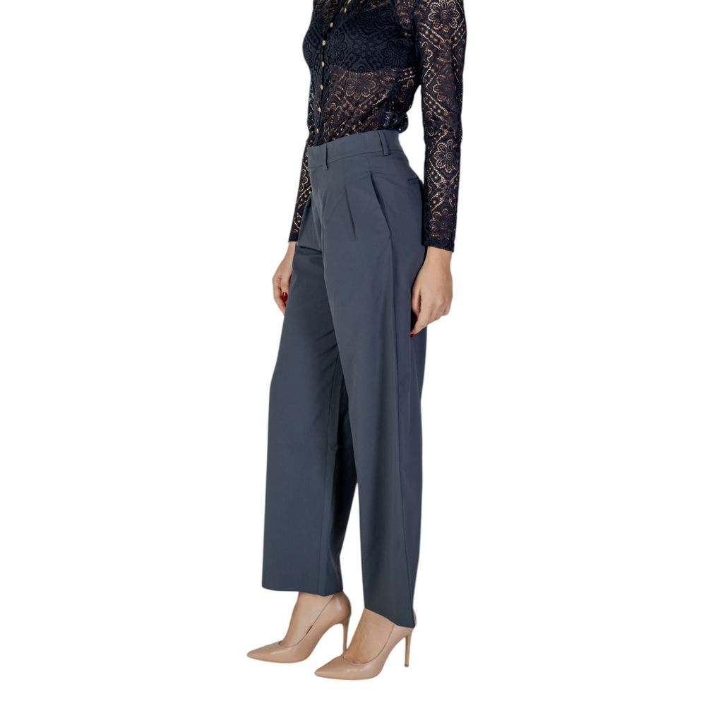 Gray Recycled Polyester PantThe Calvin Klein Jeans TAILORED WIDE LEG J20J224849 women’s palazzo trousers embody contemporary elegance and comfort. Featuring a wide, flowing silhouette, these trousers have a high waist with belt loops and front pleats that