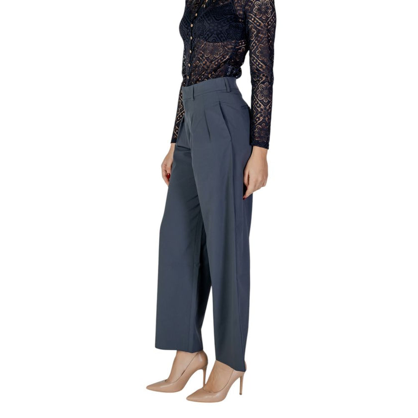 Gray Recycled Polyester PantThe Calvin Klein Jeans TAILORED WIDE LEG J20J224849 women’s palazzo trousers embody contemporary elegance and comfort. Featuring a wide, flowing silhouette, these trousers have a high waist with belt loops and front pleats that