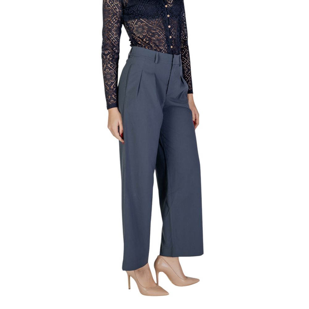 Gray Recycled Polyester PantThe Calvin Klein Jeans TAILORED WIDE LEG J20J224849 women’s palazzo trousers embody contemporary elegance and comfort. Featuring a wide, flowing silhouette, these trousers have a high waist with belt loops and front pleats that