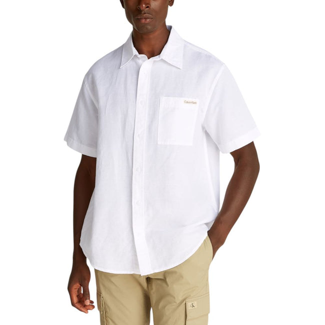 White Linen Shortsleeve ShirtDiscover the Calvin Klein Jeans LINEN COTTON S/S J30J327296 short-sleeve shirt for men, an essential piece for your summer wardrobe. Made with a blend of 58% linen and 42% cotton, this shirt offers unique freshness and breatha