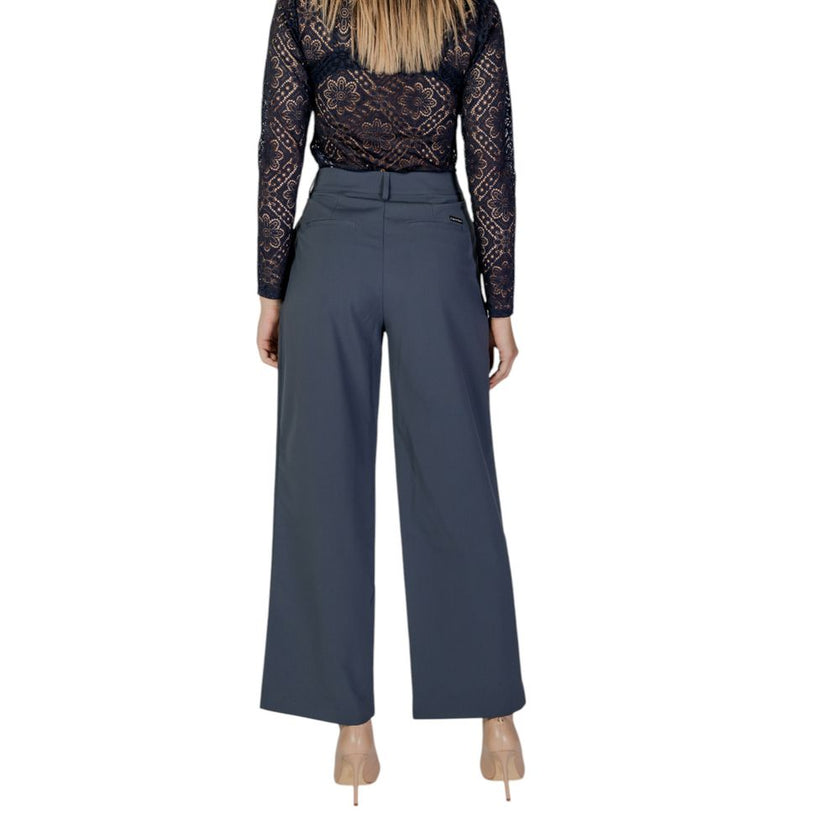 Gray Recycled Polyester PantThe Calvin Klein Jeans TAILORED WIDE LEG J20J224849 women’s palazzo trousers embody contemporary elegance and comfort. Featuring a wide, flowing silhouette, these trousers have a high waist with belt loops and front pleats that