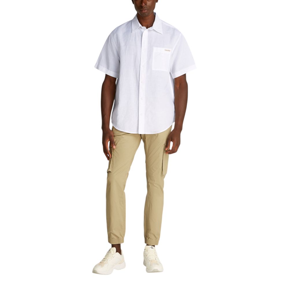 White Linen Shortsleeve ShirtDiscover the Calvin Klein Jeans LINEN COTTON S/S J30J327296 short-sleeve shirt for men, an essential piece for your summer wardrobe. Made with a blend of 58% linen and 42% cotton, this shirt offers unique freshness and breatha