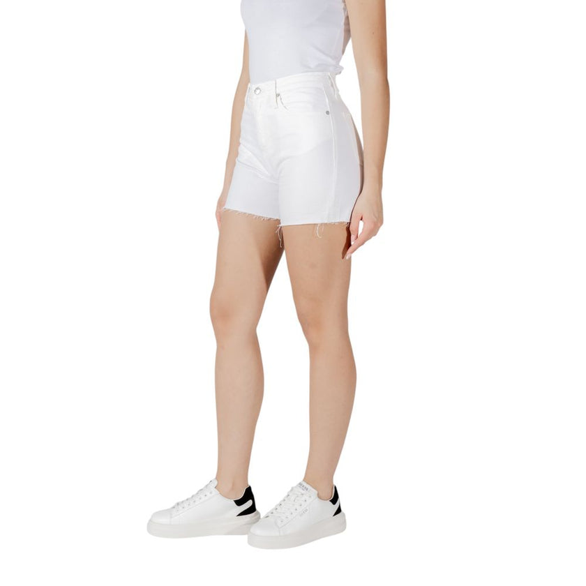 White Cotton ShortsDiscover the Calvin Klein Jeans MOM J20J225153 women’s shorts, a must-have for your summer wardrobe. Made from 80% cotton and 20% recycled cotton, these shorts provide a comfortable and sustainable fit. The modern and versatile design m