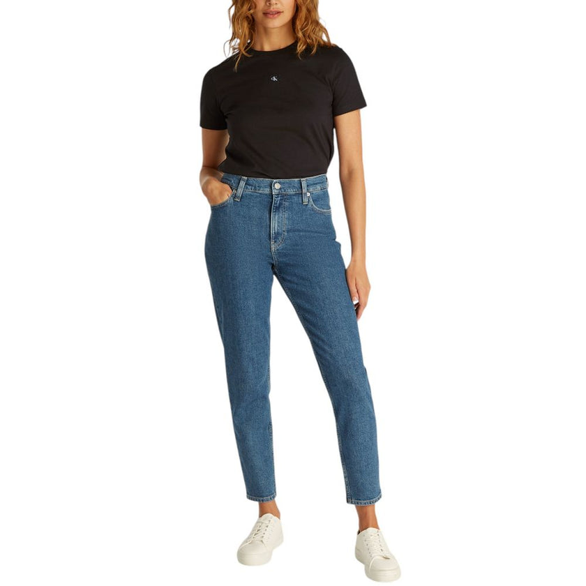 Black Recycled Cotton T-ShirtDiscover the Calvin Klein Jeans WOVEN LABEL REGULAR short-sleeve t-shirt for women, an essential piece for your wardrobe. Made from 100% recycled cotton, this t-shirt provides a soft and comfortable feel against the skin. The