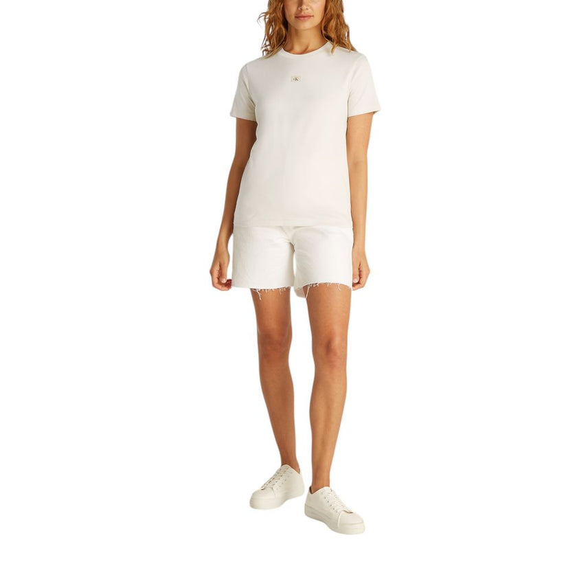 Beige Recycled Cotton T-ShirtDiscover the Calvin Klein Jeans WOVEN LABEL REGULAR short-sleeve t-shirt for women, an essential piece for your wardrobe. Made from 100% recycled cotton, this t-shirt provides a soft and comfortable feel against the skin. The