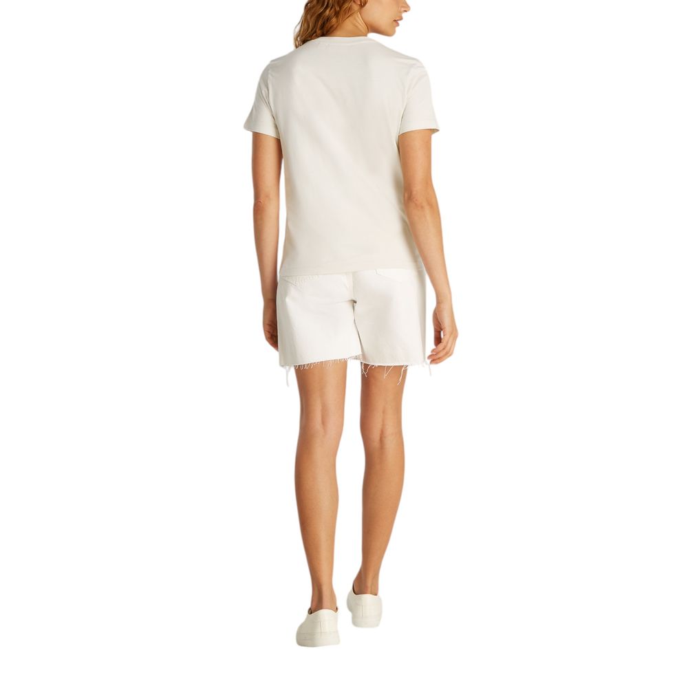 Beige Recycled Cotton T-ShirtDiscover the Calvin Klein Jeans WOVEN LABEL REGULAR short-sleeve t-shirt for women, an essential piece for your wardrobe. Made from 100% recycled cotton, this t-shirt provides a soft and comfortable feel against the skin. The