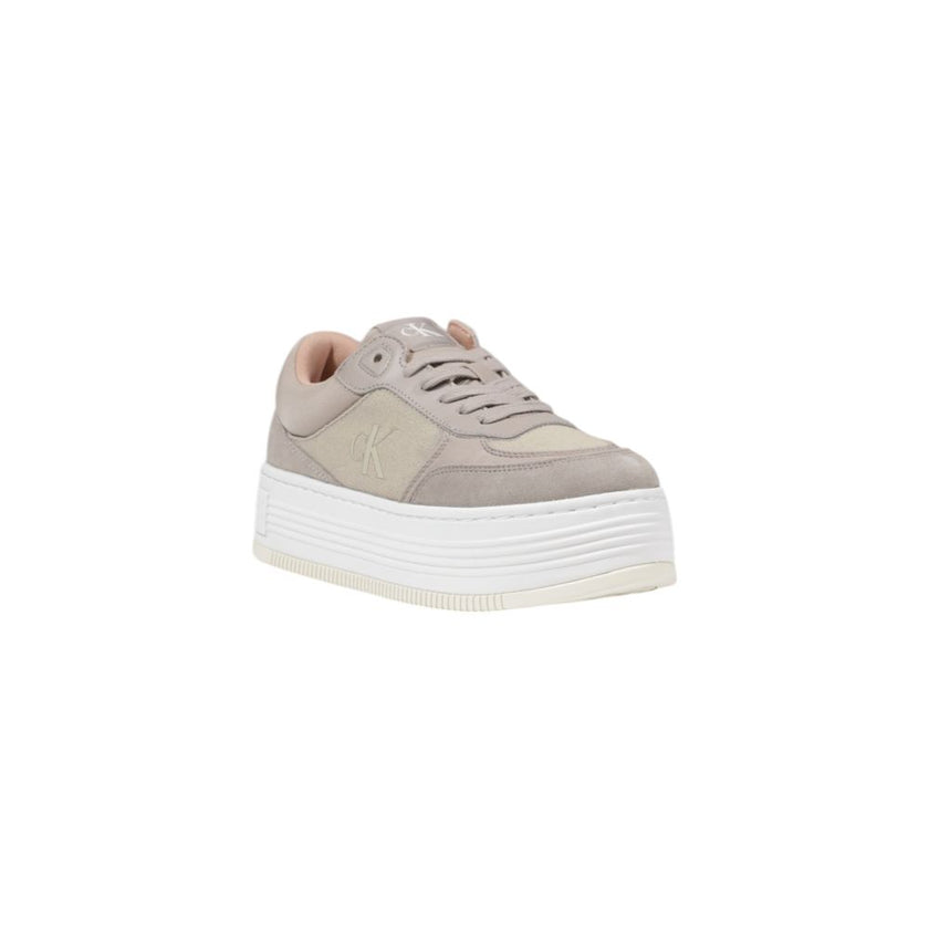 Beige Recycled Cotton SneakerThe Calvin Klein Jeans BOLD FLATF LOW MIX YW0YW01638 women’s sneakers combine contemporary style with sustainability. Crafted with an upper made from 60% recycled cotton and 40% cotton, these shoes are perfect for those seekin