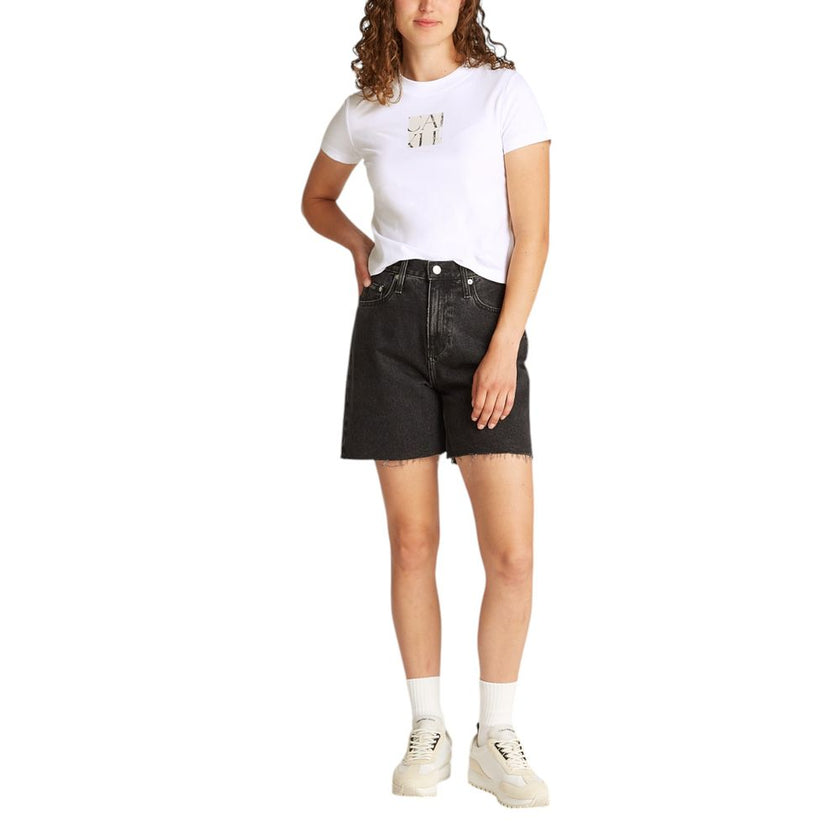 White Recycled Cotton T-ShirtDiscover the short-sleeve women’s t-shirt by Calvin Klein Jeans, a clothing item that combines style and sustainability. Made from 100% recycled cotton, this t-shirt is perfect for those looking for a casual yet refined look.