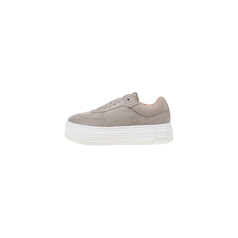 Beige Recycled Cotton SneakerThe Calvin Klein Jeans BOLD FLATF LOW MIX YW0YW01638 women’s sneakers combine contemporary style with sustainability. Crafted with an upper made from 60% recycled cotton and 40% cotton, these shoes are perfect for those seekin