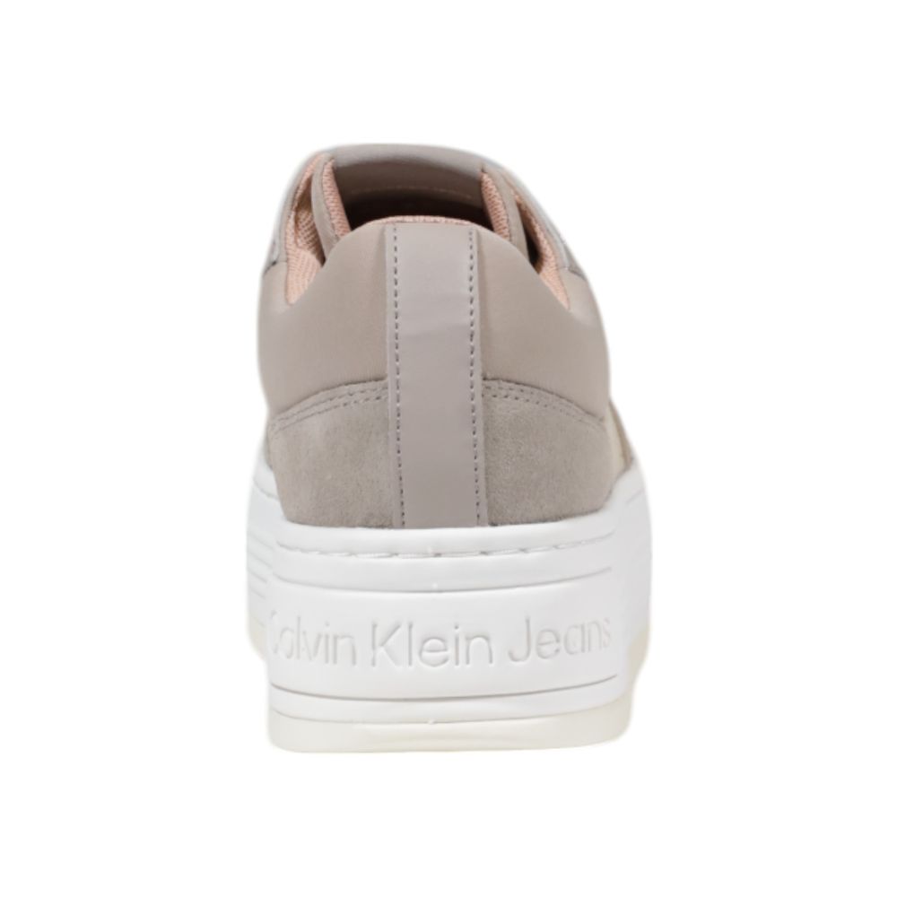 Beige Recycled Cotton SneakerThe Calvin Klein Jeans BOLD FLATF LOW MIX YW0YW01638 women’s sneakers combine contemporary style with sustainability. Crafted with an upper made from 60% recycled cotton and 40% cotton, these shoes are perfect for those seekin