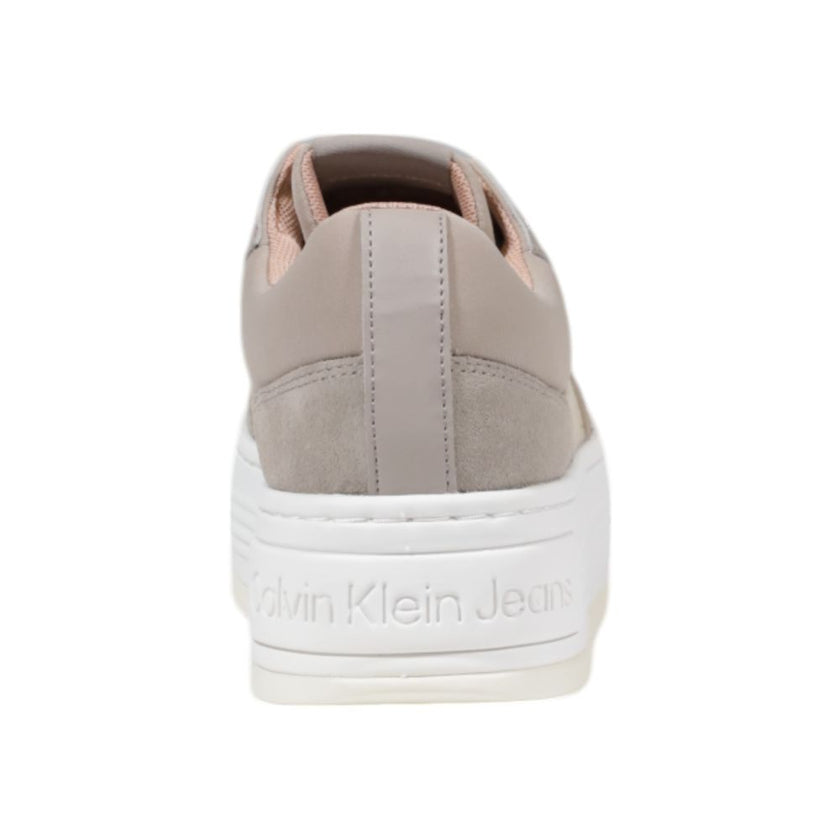 Beige Recycled Cotton SneakerThe Calvin Klein Jeans BOLD FLATF LOW MIX YW0YW01638 women’s sneakers combine contemporary style with sustainability. Crafted with an upper made from 60% recycled cotton and 40% cotton, these shoes are perfect for those seekin