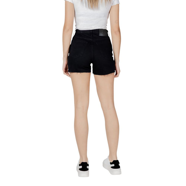 Black Cotton ShortsDiscover the Calvin Klein Jeans MOM J20J225154 women’s shorts, an essential piece for your summer wardrobe. Made with high-quality materials, featuring 94% cotton, 4% elastomultiester, and 2% elastane/lycra, these shorts provide excepti